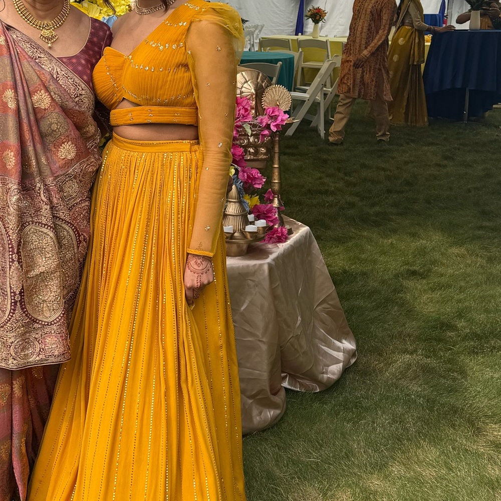 One shoulder yellow lengha - Picture 2 of 5
